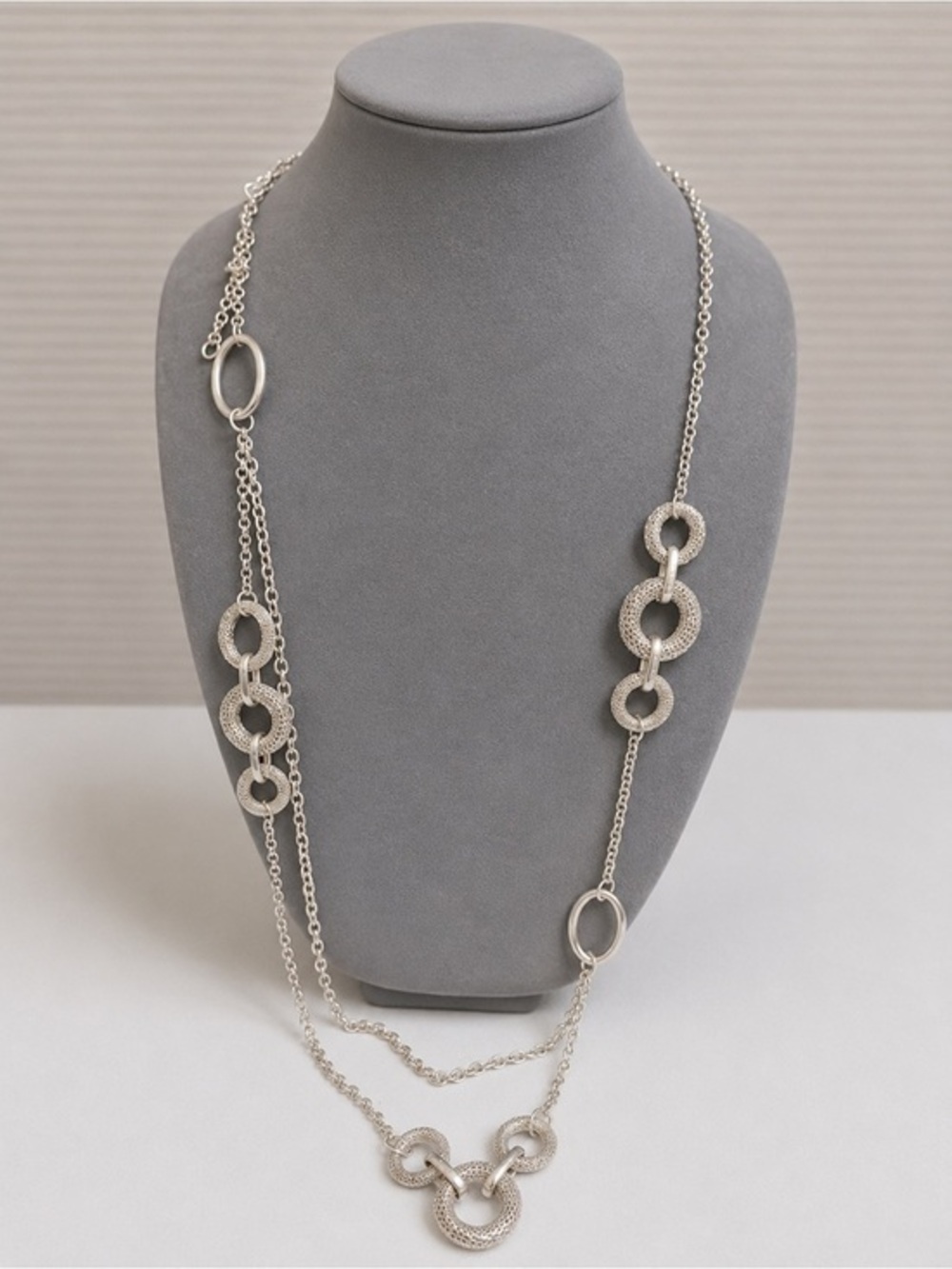 Premier Designs RUNWAY 41.5" necklace. EUC. #149